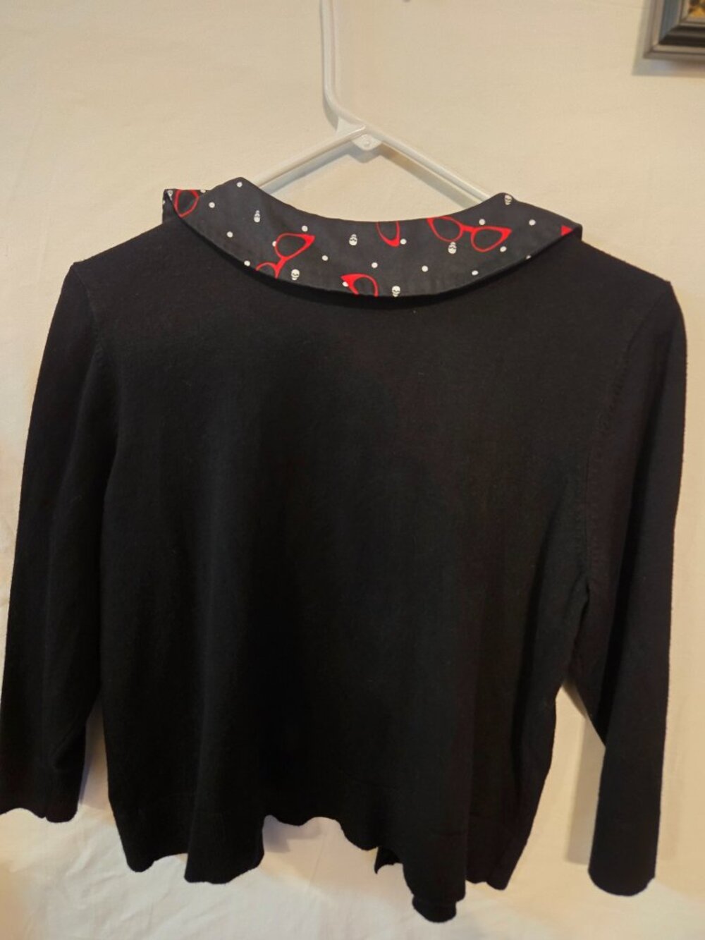 Retro Chic by Torrid Sunglasses and Skulls Collar Black/Red Button Cardigan L - Picture 2 of 4